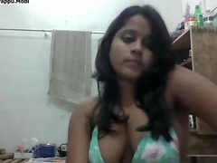 Desi girl seducting infront of cam